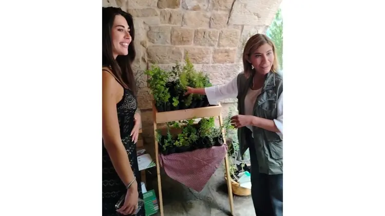 ملكة جمال لبنان تزور جناح محمية حرج إهدن في مهرجان الكرز