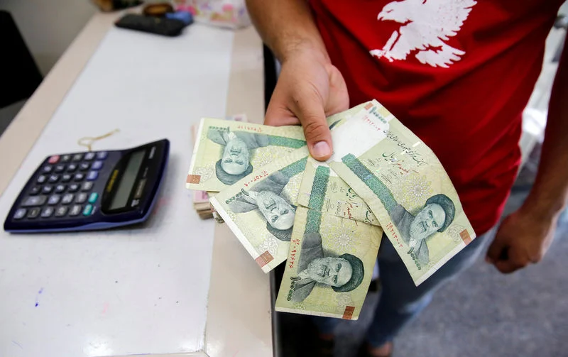 الريال الإيراني ينهار إلى قاع تاريخي.. العقوبات الأمريكية تخنق الاقتصاد